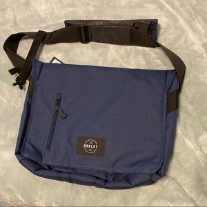 New with tags Oakley messenger bag. Functional, easy, and practical!